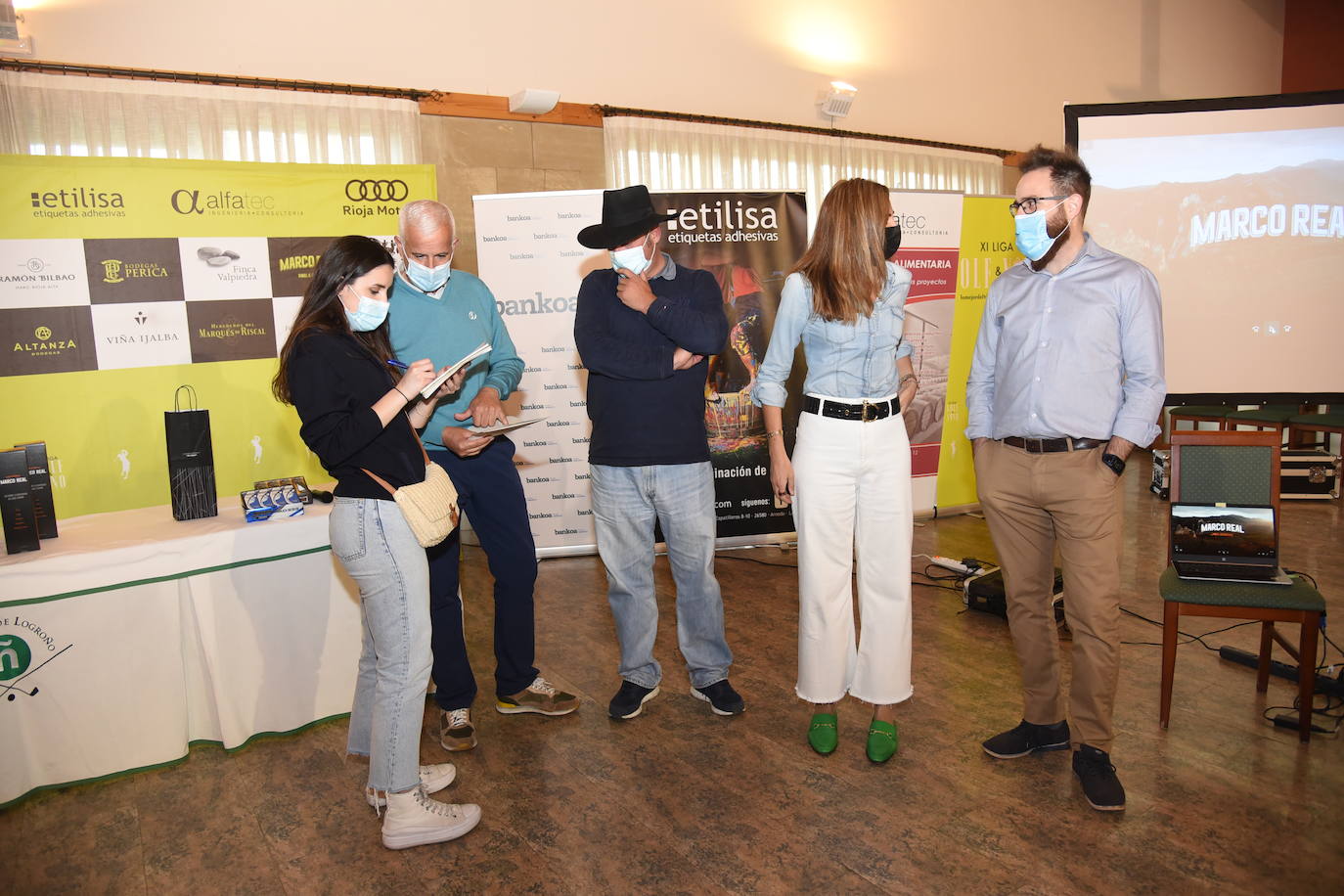 Los ganadores del torneo Bodegas Marco Real de la Liga de Golf y Vino recibieron sus premios.