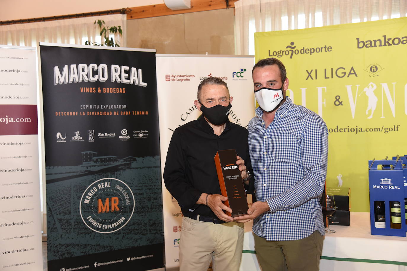 Los ganadores del torneo Bodegas Marco Real de la Liga de Golf y Vino recibieron sus premios.