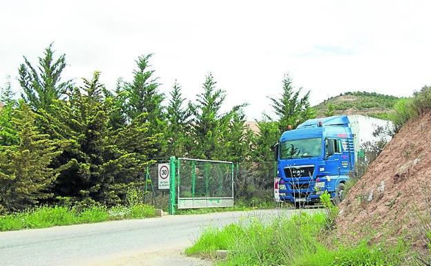 Un camión de Irún abandonaba el vertedero najerino.