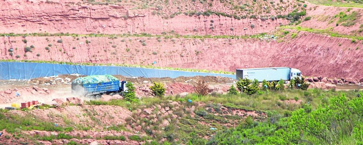 Dos camiones se disponían este martes por la mañana a depositar sus cargas de residuos dentro de las instalaciones del vertedero de Nájera, en Vertidos Rioja S.L.