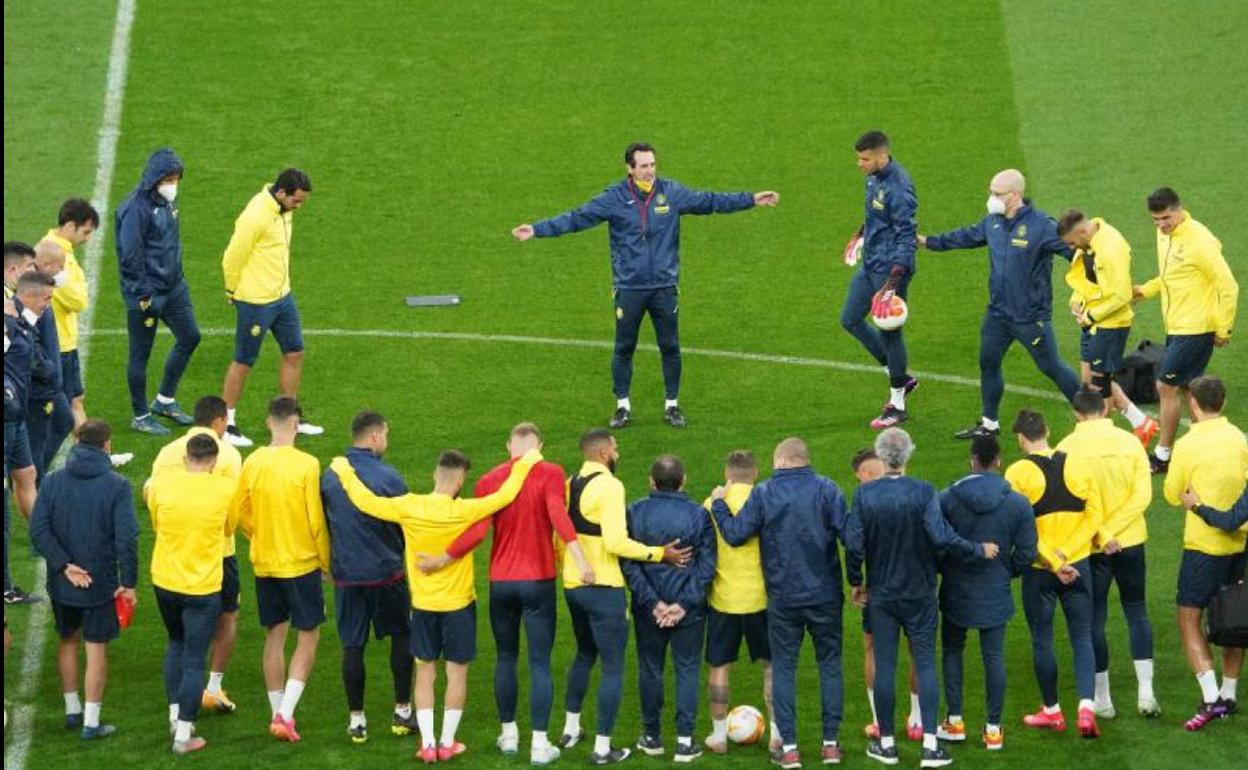 Unai Emery habla con sus futbolistas en el Arena de Gdansk. 