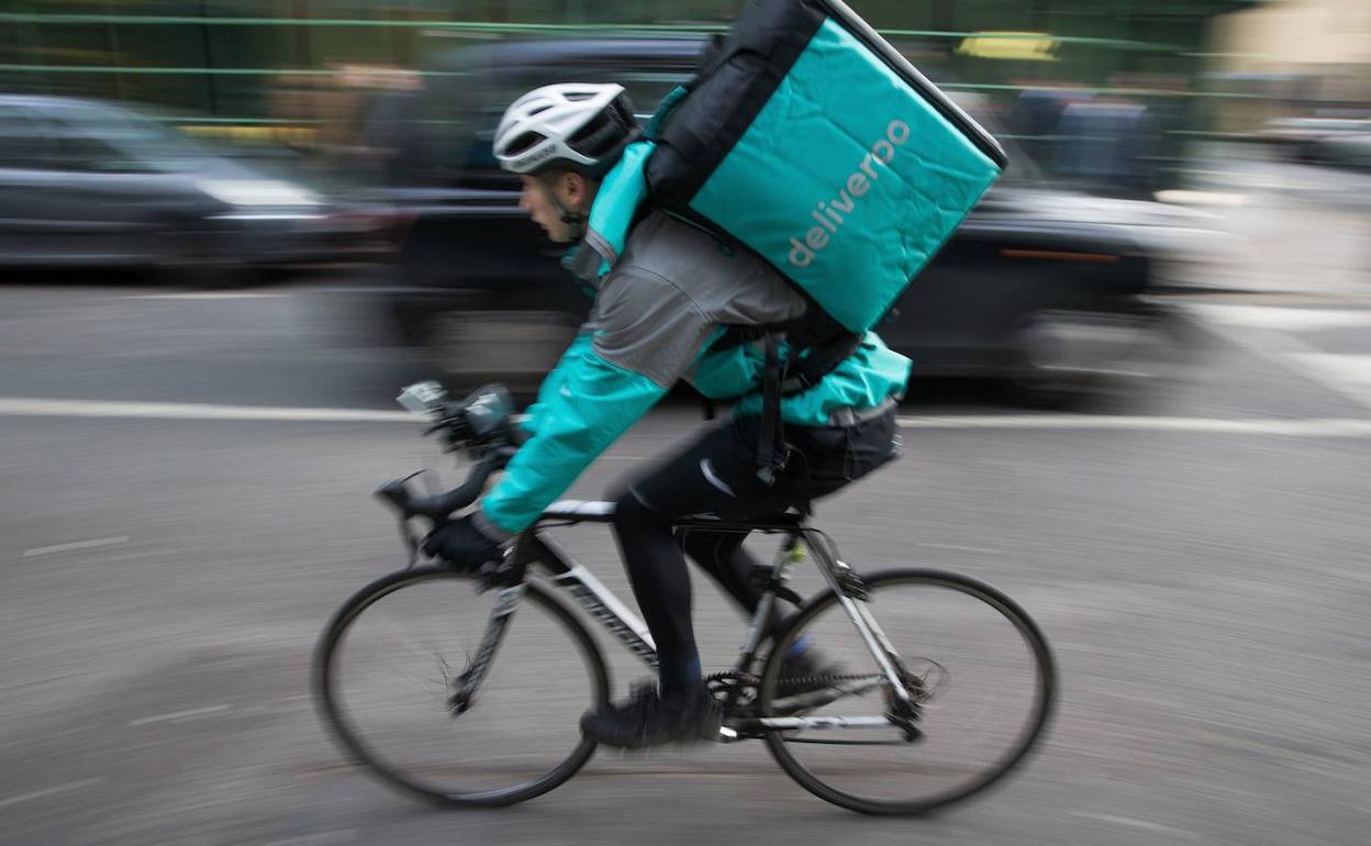 Un ciclista de la empresa de reparto Deliveroo. 