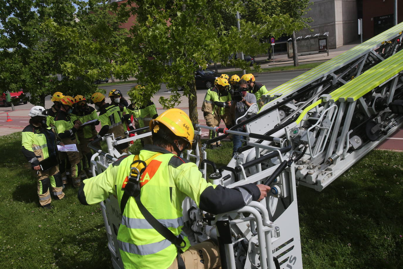 Fotos: Bomberos de Logroño participan en un curso de formación para el manejo de la escala