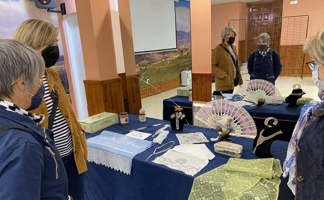 Rocío Seisas, de la oficina de turismo; la presidenta de 'Las Luciérnagas', Ana María García, y la secretaria de la entidad, Tere Gibaja. 