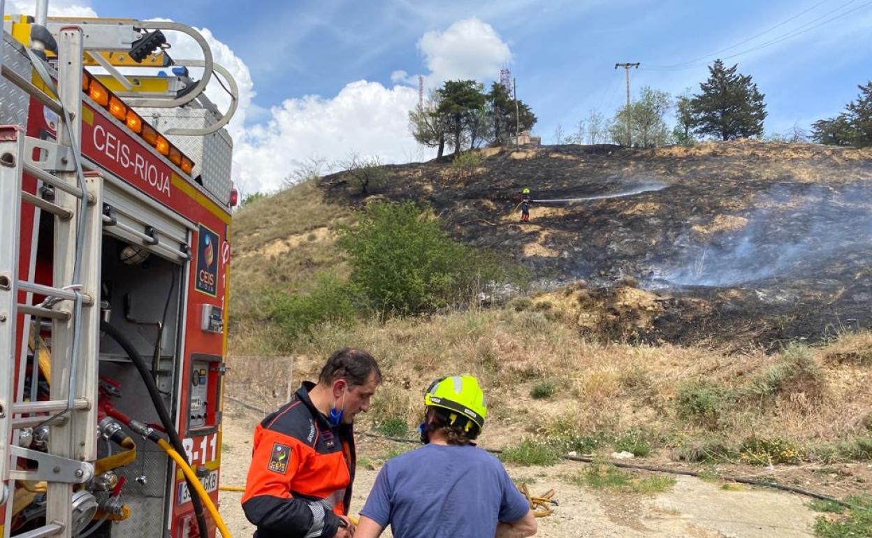 Un incendio quema 4.000 metros cuadrados de la ladera del cerro de Santa Lucía