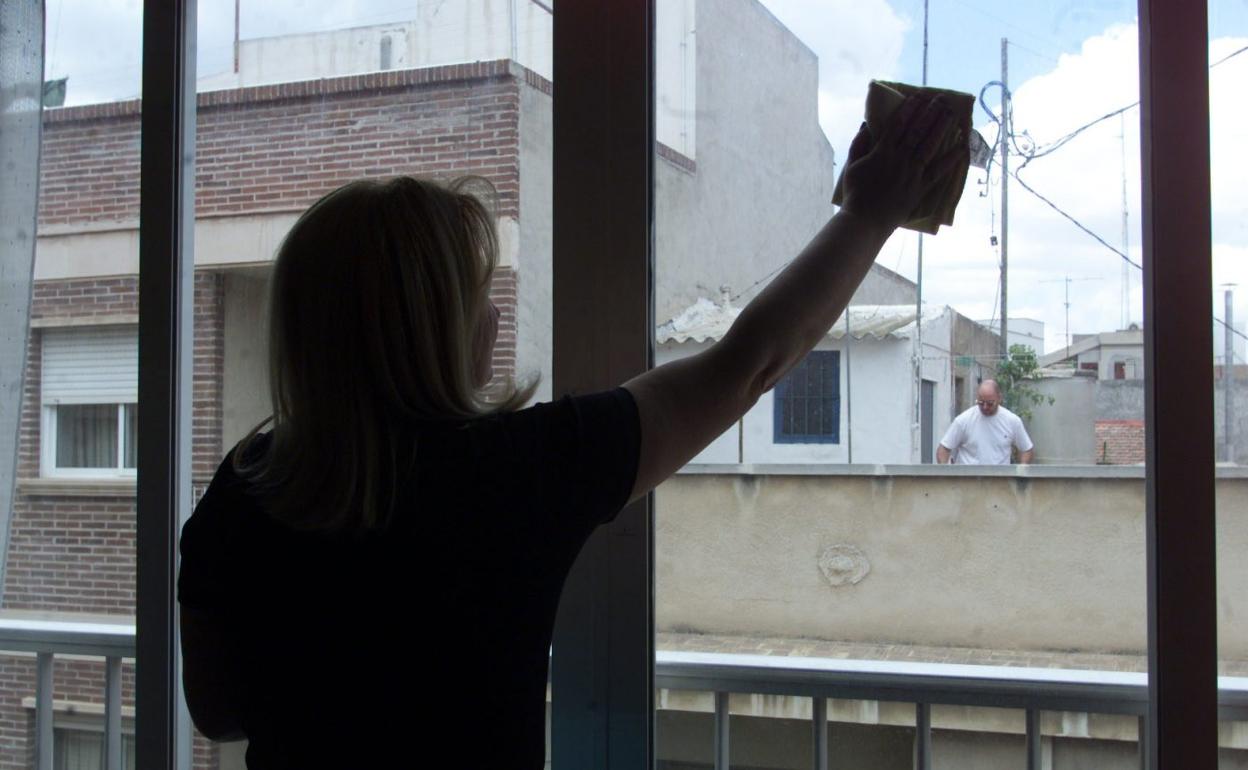 Imagen de archivo de una empleada de hogar en plena jornada laboral. 