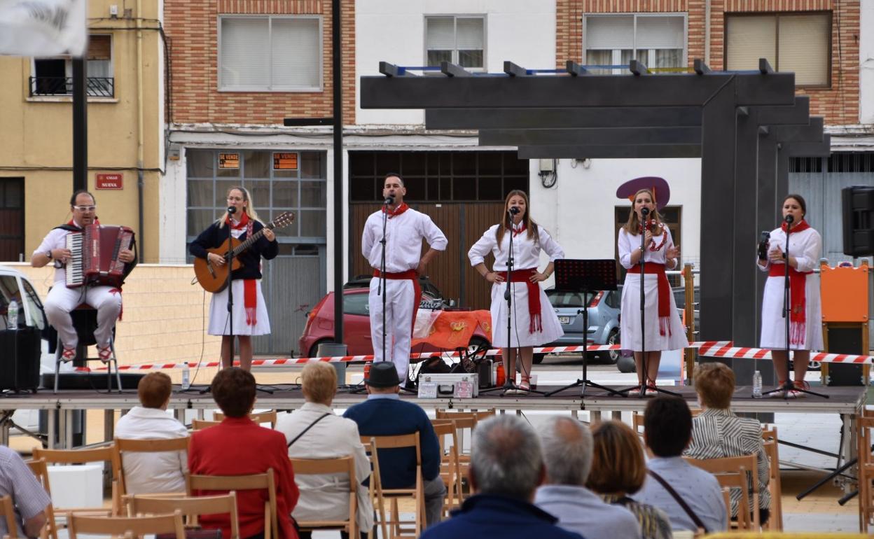 Actuación del grupo Voces Riberas, ayer en Quel. 