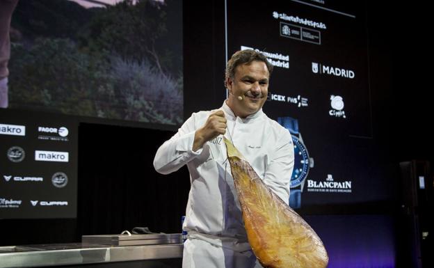 El chef Ángel León y su jamón de mar.