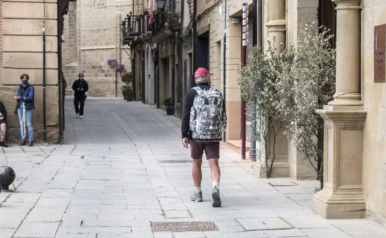 Un peregrino, por las calles de Santo Domingo. 