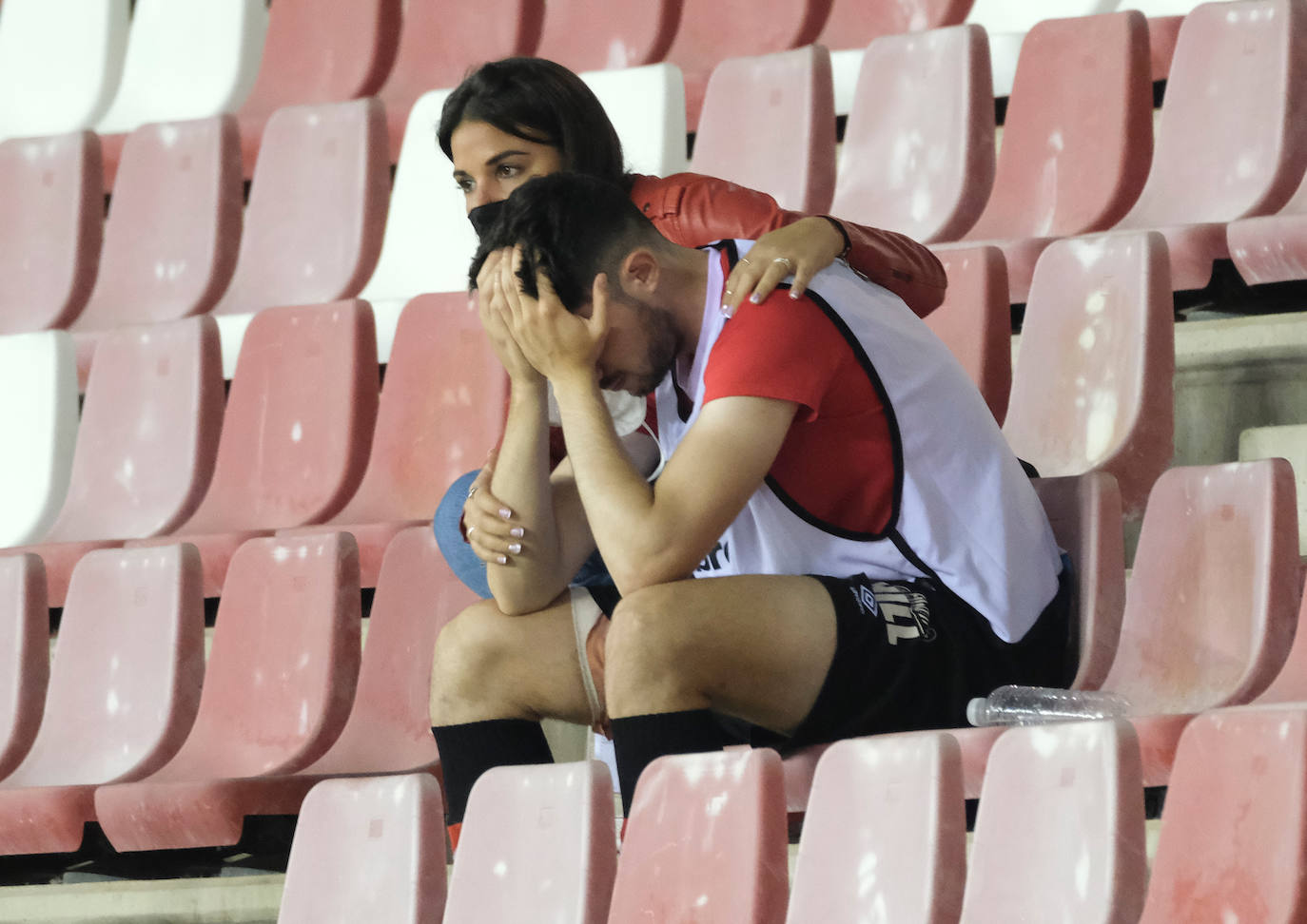 Fotos: Las imágenes de la tristeza de la UD Logroñés tras el descenso