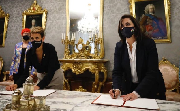 Las presidentas de Navarra, María Chivite, y La Rioja, Concha Andreu, firman el convenio. 