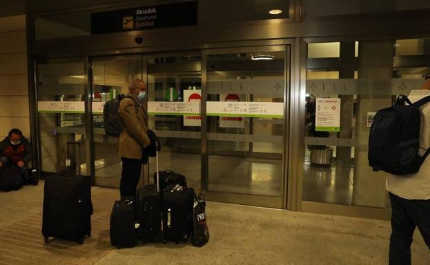 Personal de confianza de Gali, en el aeropuerto de Noain. 