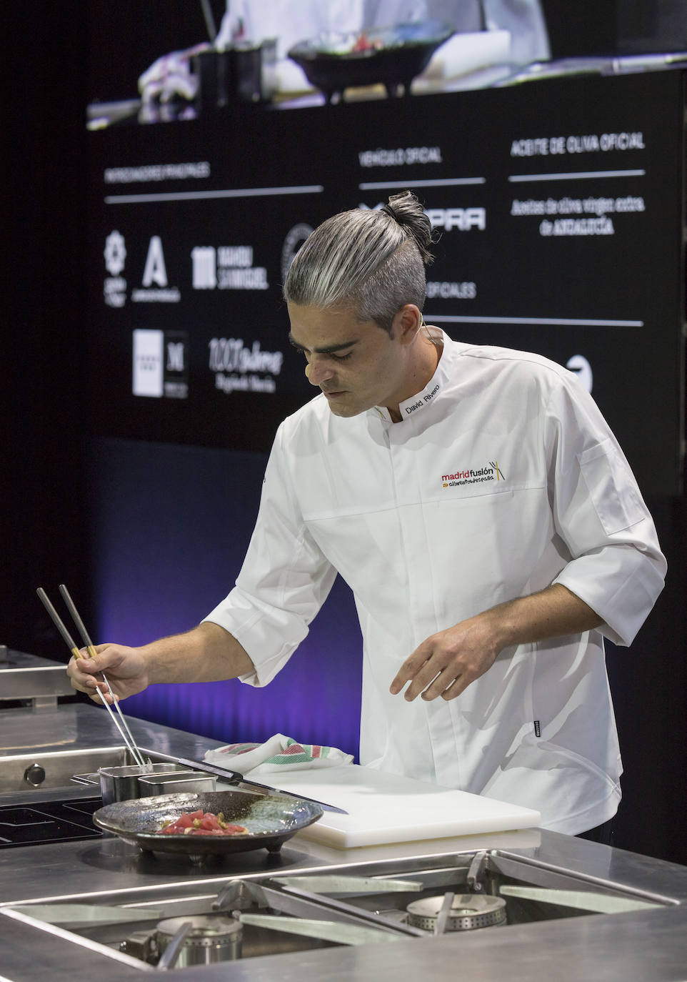 David Rivero, cocinando uno de sus platos con túnidos. 