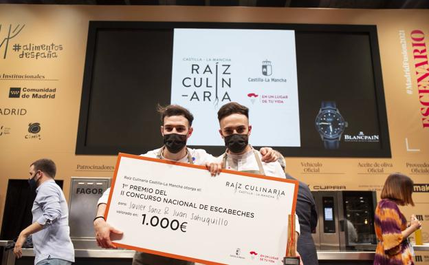 Juan y Javier posan con su tercer premio del día. 