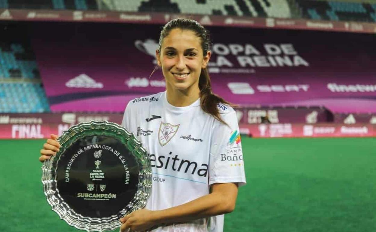 La jugadora najerina Judith Luzuriaga con el trofeo de subcampeón de la Copa de la Reina. 