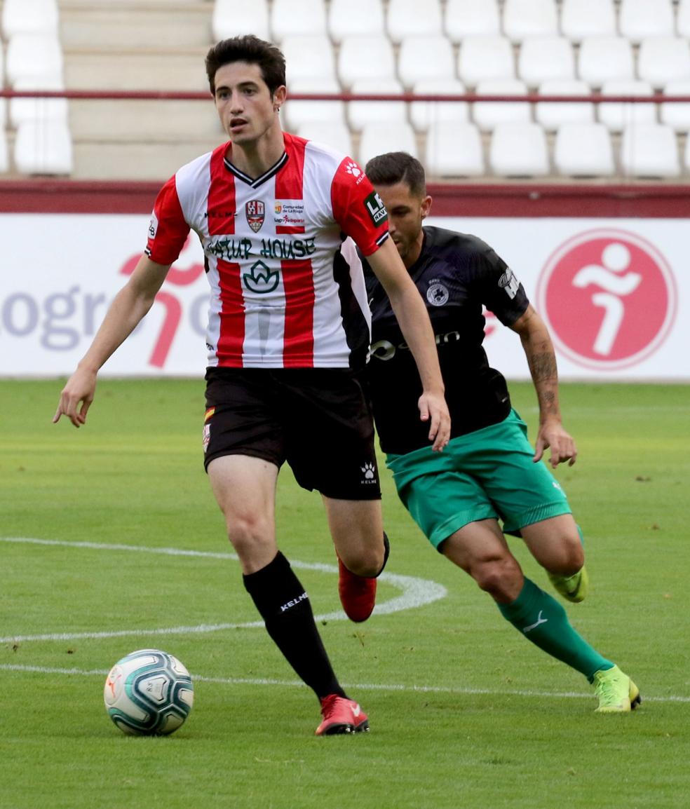 Pablo Bobadilla juega el balón en un partido entre UD Logroñés y Racing. 