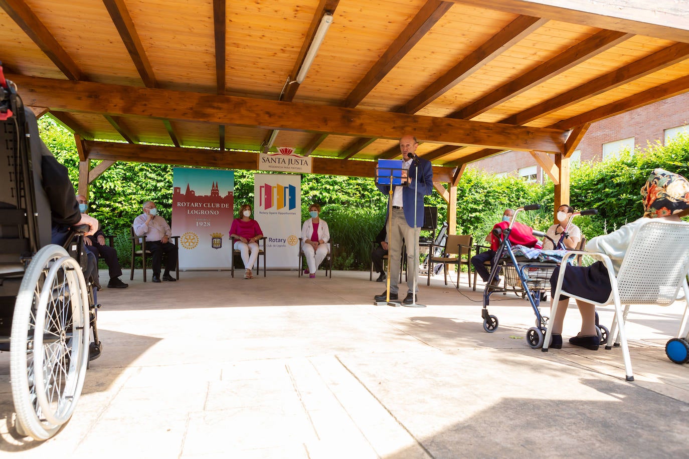 Fotos: Homenaje a los mayores del Rotary Club de Logroño en la Residencia Santa Justa