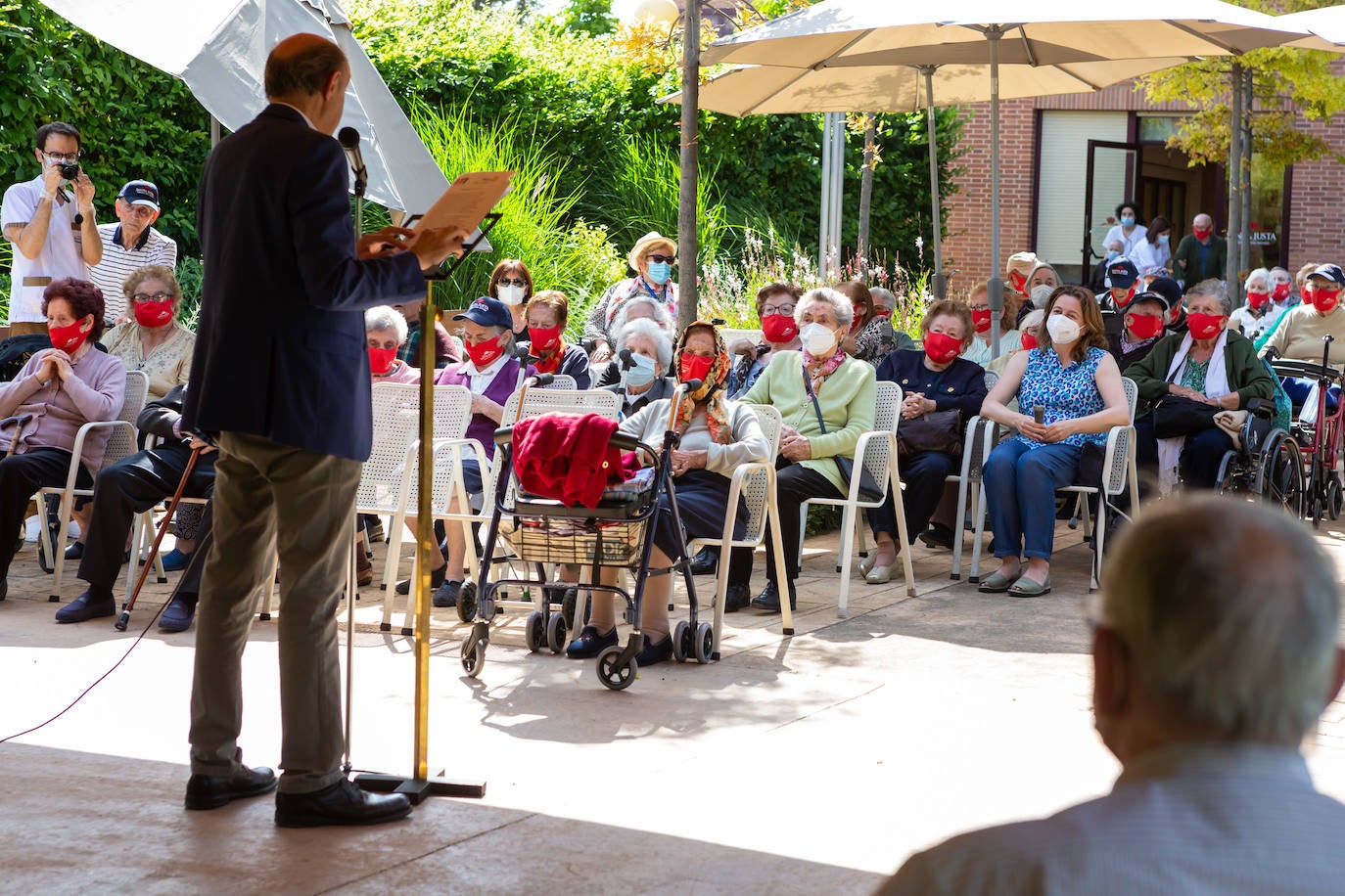 Fotos: Homenaje a los mayores del Rotary Club de Logroño en la Residencia Santa Justa