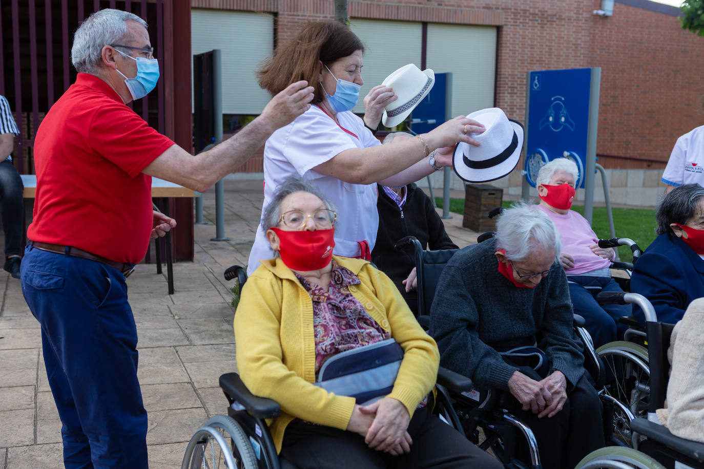 Fotos: Homenaje a los mayores del Rotary Club de Logroño en la Residencia Santa Justa