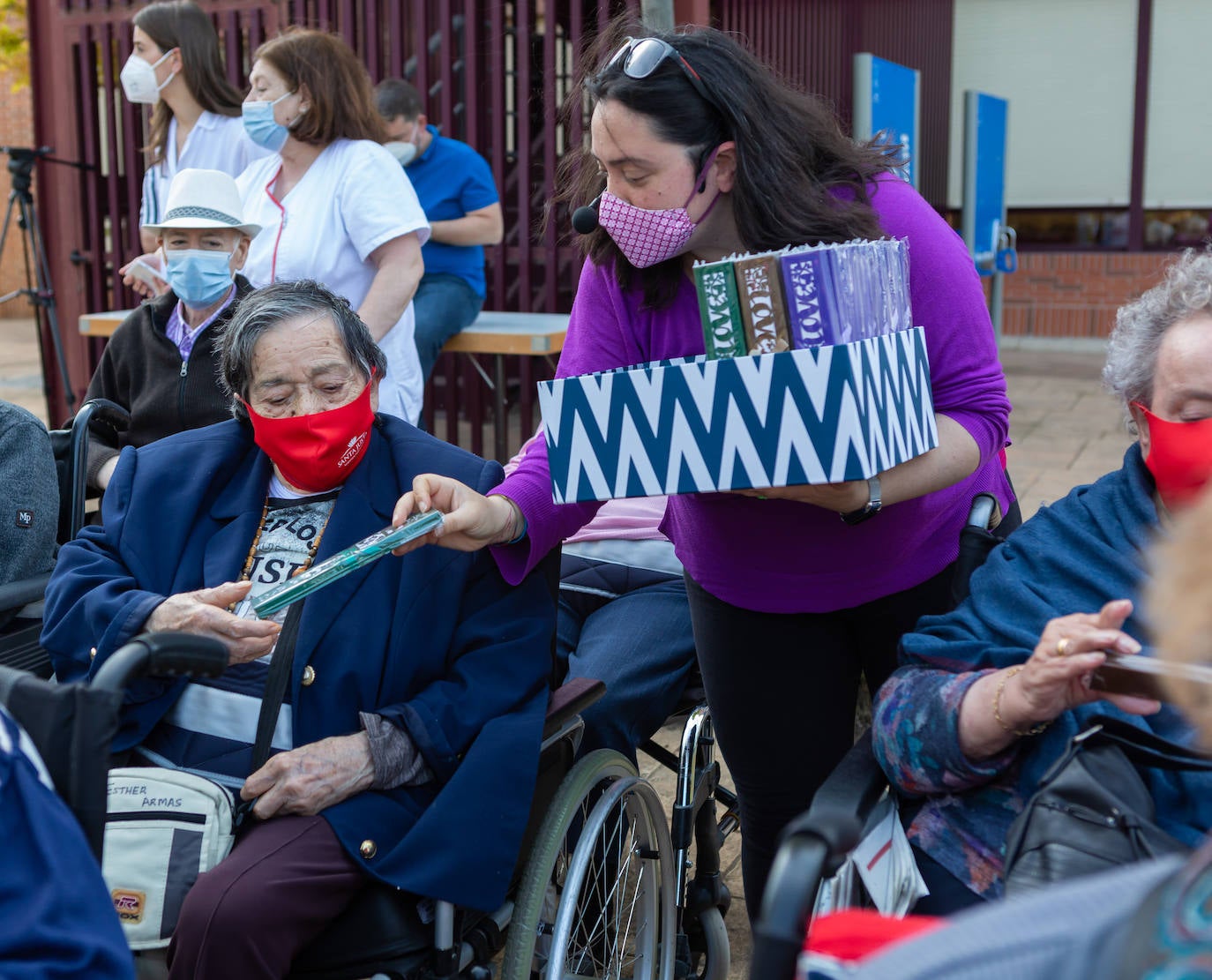 Fotos: Homenaje a los mayores del Rotary Club de Logroño en la Residencia Santa Justa