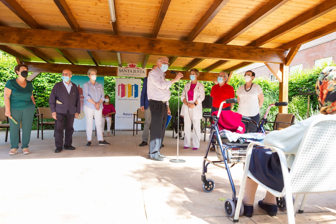 Fotos: Homenaje a los mayores del Rotary Club de Logroño en la Residencia Santa Justa