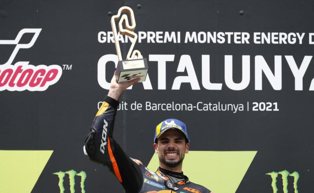 Oliveira levantando el trofeo en Montmeló