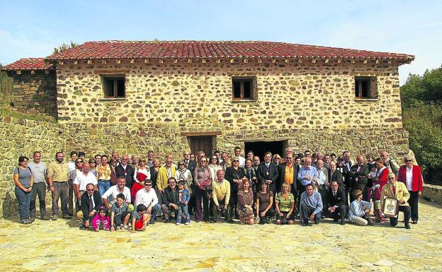 p Solar de Tejada. La casa solar y su Junta de Caballeros yDamas Hijosdalgo, en Laguna de Cameros, declarada en 2016, es una institución de «feudalismo colectivo castellano» pero «imbricada en la España moderna, de cuya doctrina constitucional dimana la plena igualdad entre los sexos».