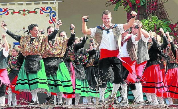 p La Jota Riojana. Ya sea como canto popular o danza folclórica, la Jota Riojana, declarada en 2017, se considera una manifestación del acervo cultural que «provoca un sentimiento de propiedad de un territorio y algo inherente a nuestro pueblo con una larga y fecunda historia».