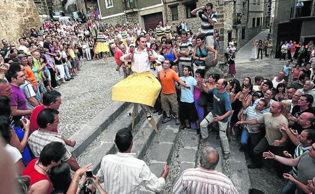 p Los Danzadores de Anguiano. El último bien inmaterial declarado, en 2018, se reconoce como «una manifestación festiva de la cultura popular que la convierte en la más antigua de La Rioja» y una danza singular, «no existiendo ninguna semejante en el territorio nacional». JUSTO RODRÍGUEZ