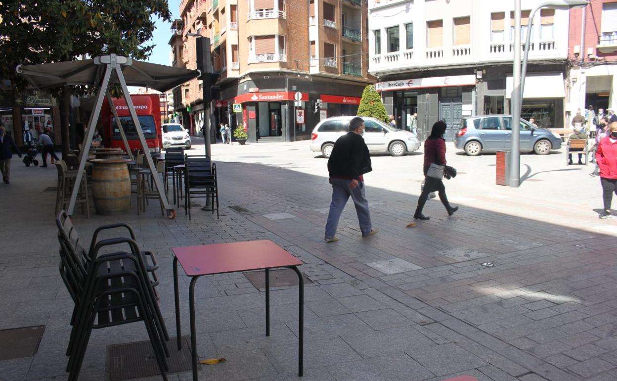 La suspensión de la tasa de terrazas se une a la peatonalización del anillo-centro los fines de semana como medidas para apoyar a la hostelería. 