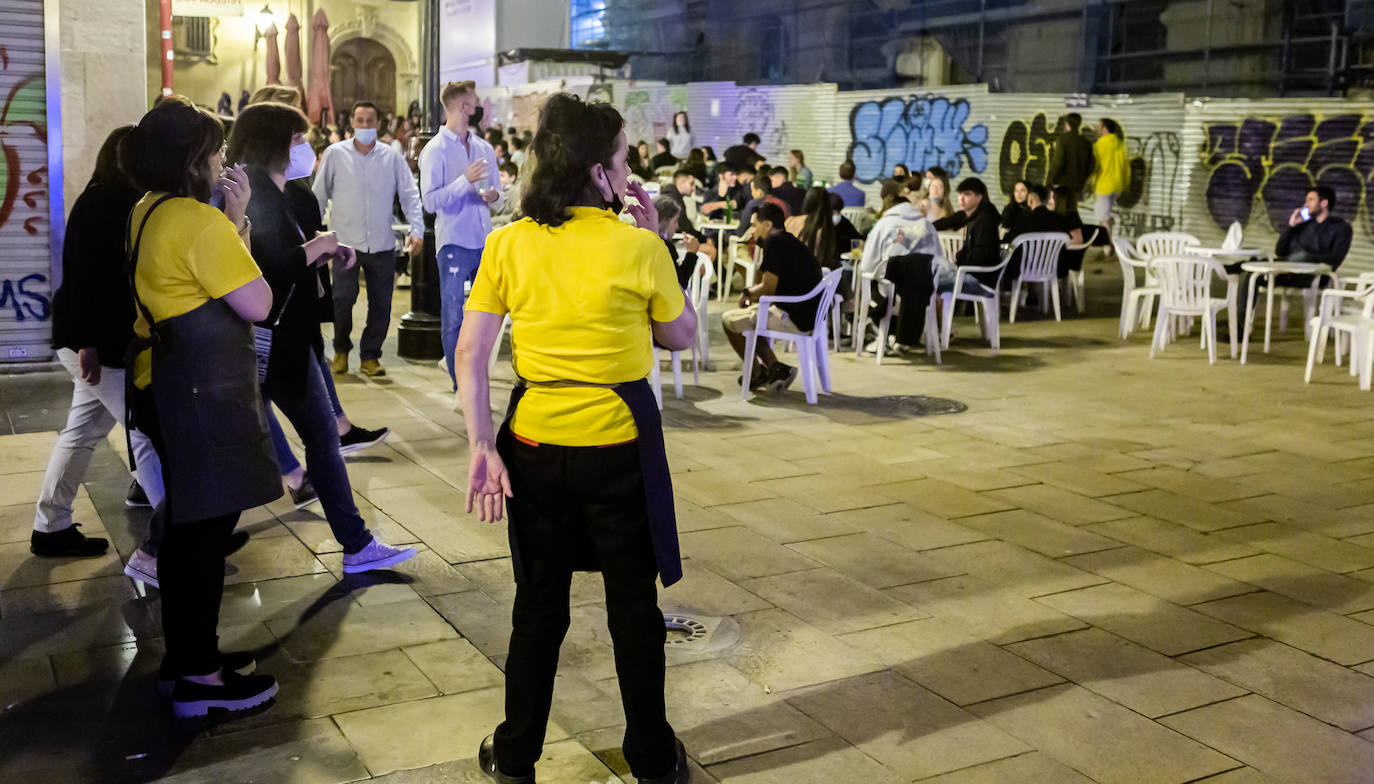 Centenares de personas disfrutan del ocio nocturno en la capital riojana.