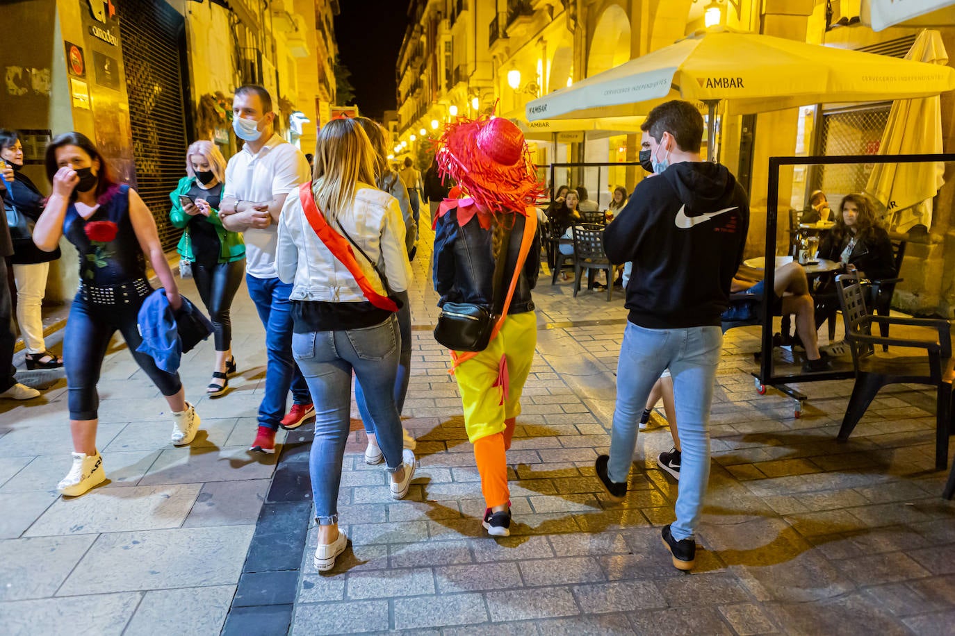 Centenares de personas disfrutan del ocio nocturno en la capital riojana.