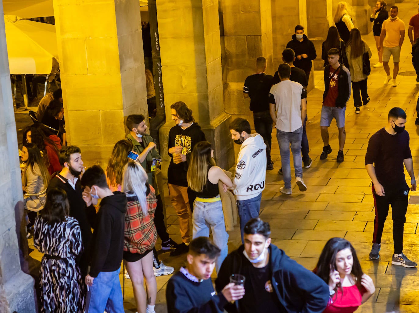 Centenares de personas disfrutan del ocio nocturno en la capital riojana.