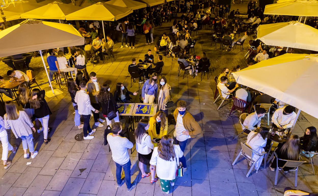 Terraza de un bar de la Plaza del Mercado. 