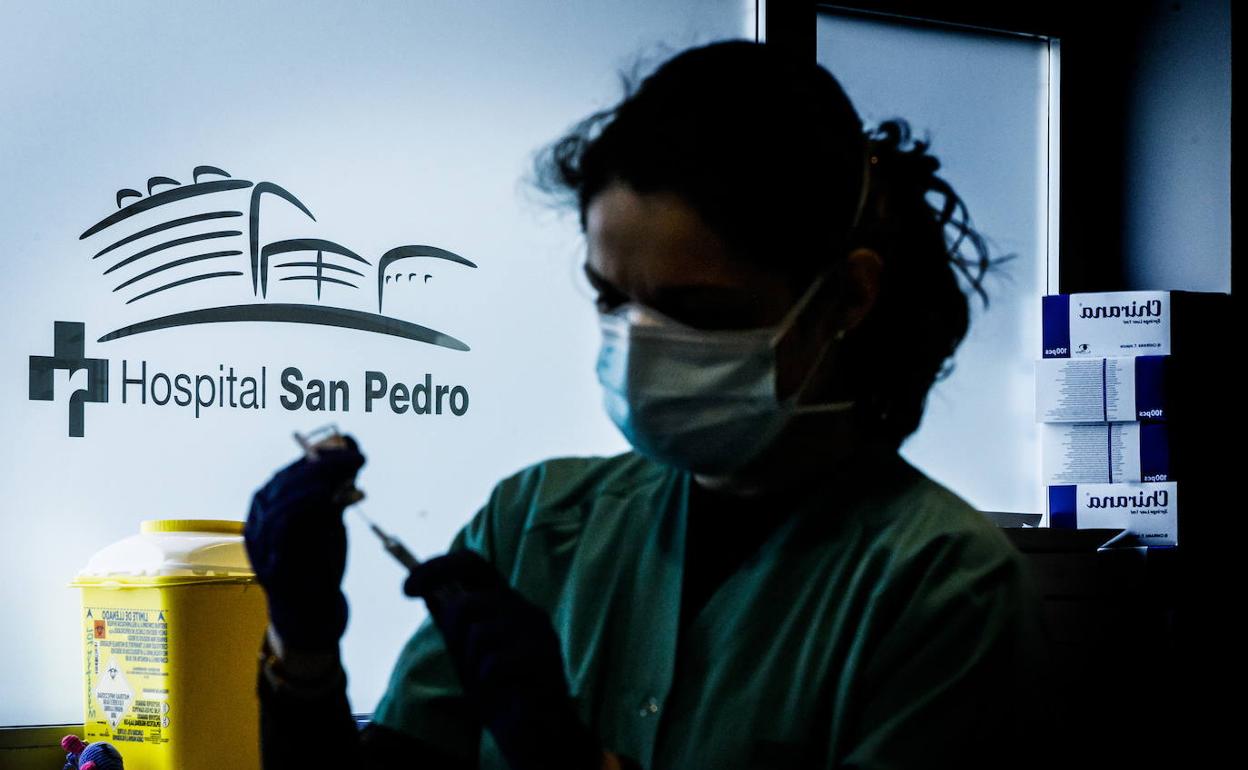 Una enfermera prepara una vacuna en el hospital San Pedro. 