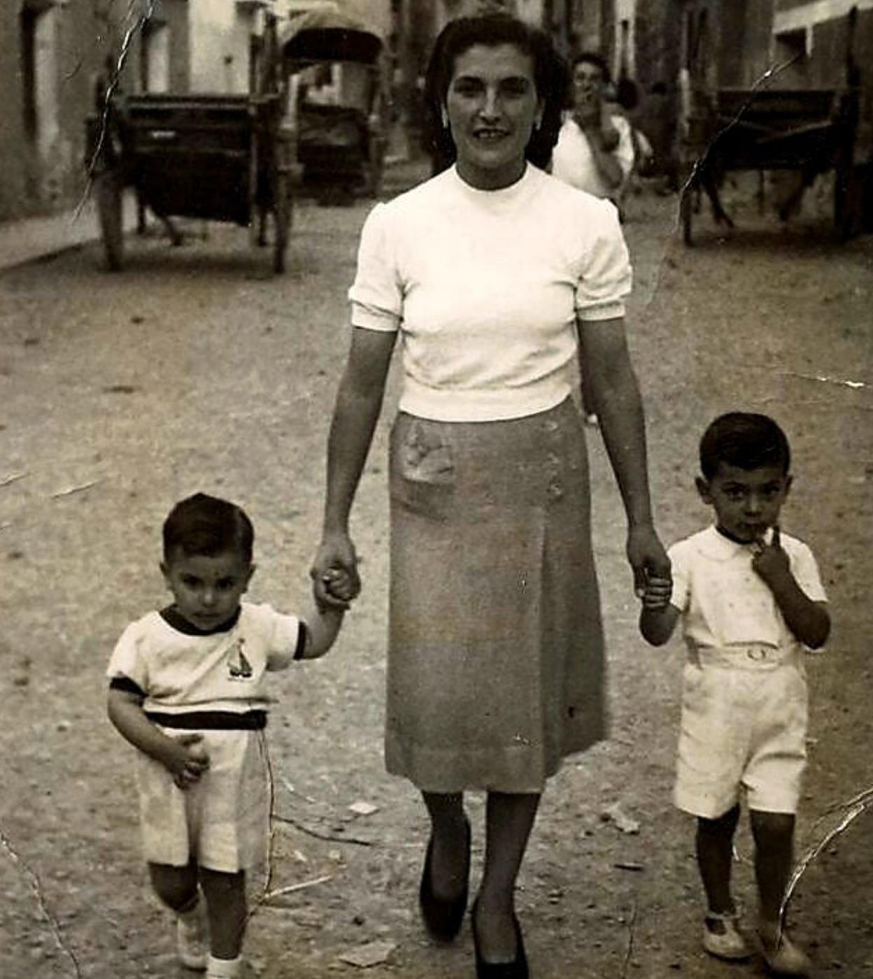 Matilde y sus dos hijos, paseando por Igea en 1952