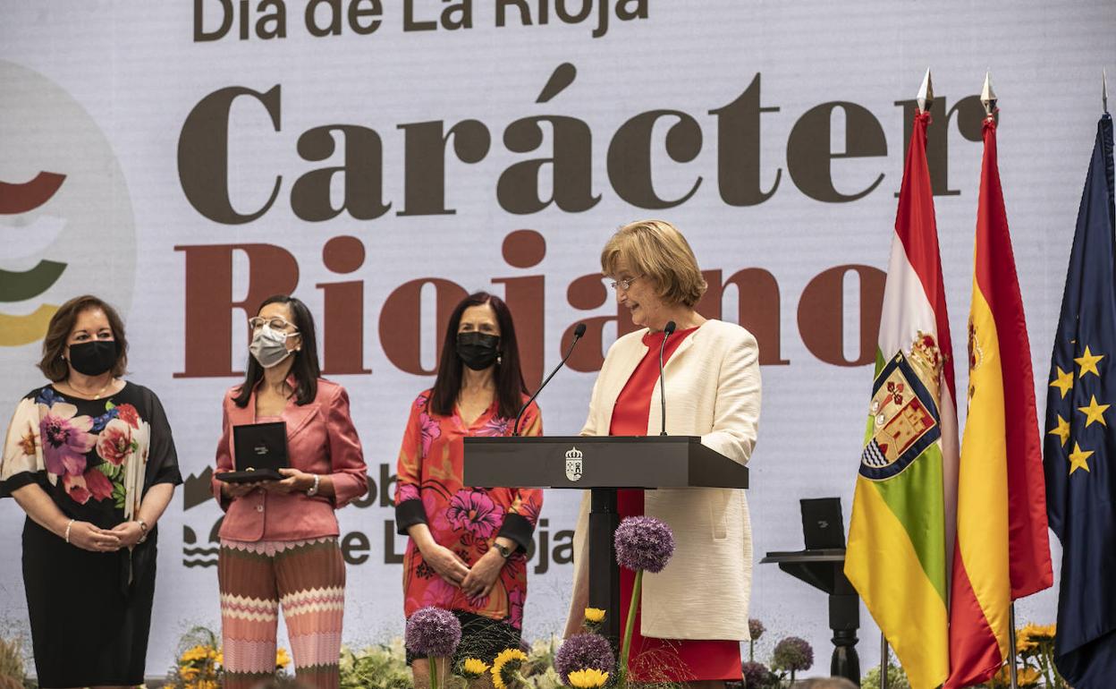 Rosa López se dirige a los asistentes acompañada de Juana Martínez, Ana Rosa Gutiérrez y Pilar Santamaría.