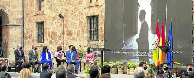 El vídeo muestra a Ibáñez en el monasterio de Suso. 