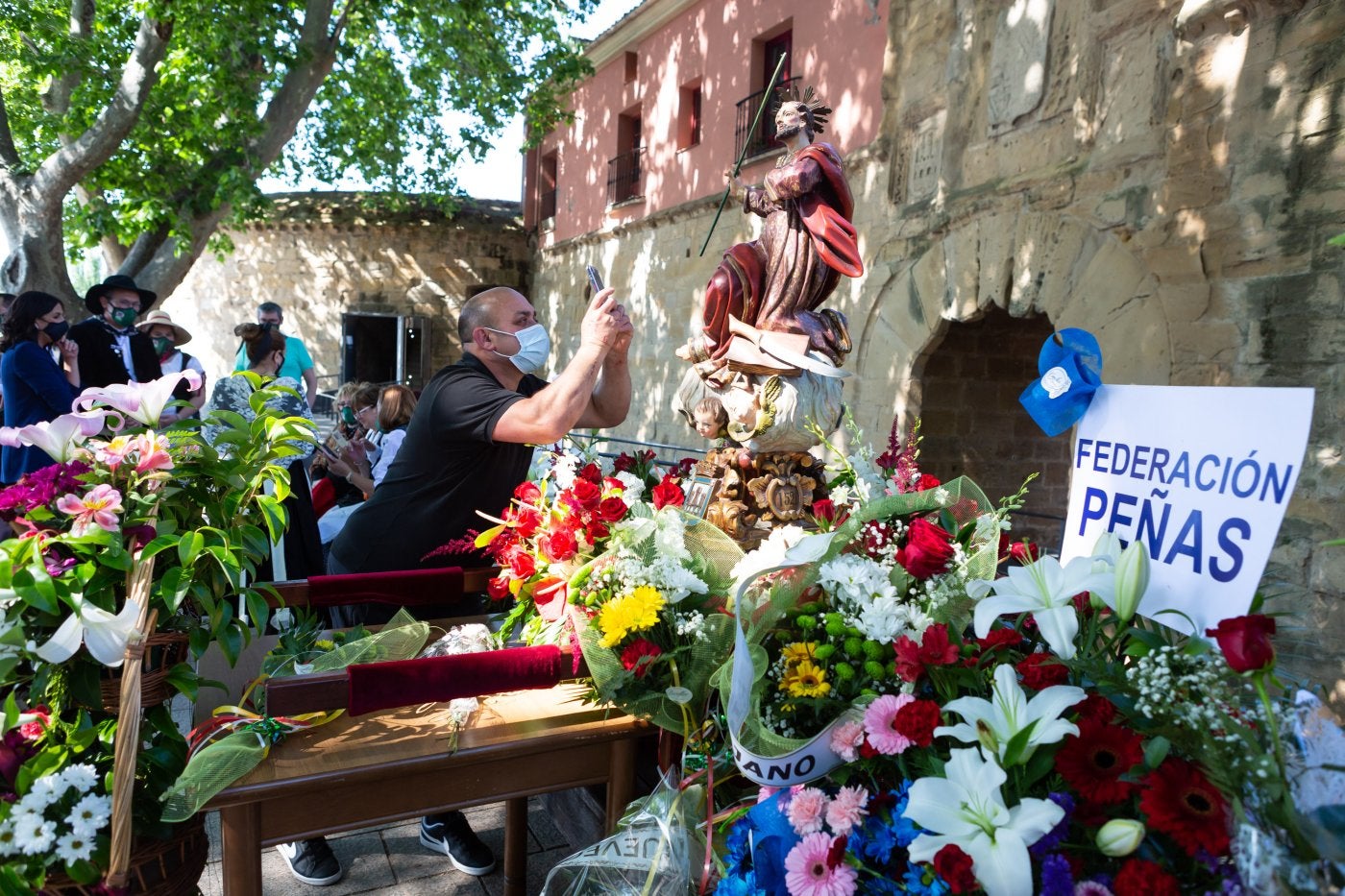 San Bernabé en la Ofrenda Floral ayer en El Revellín. 