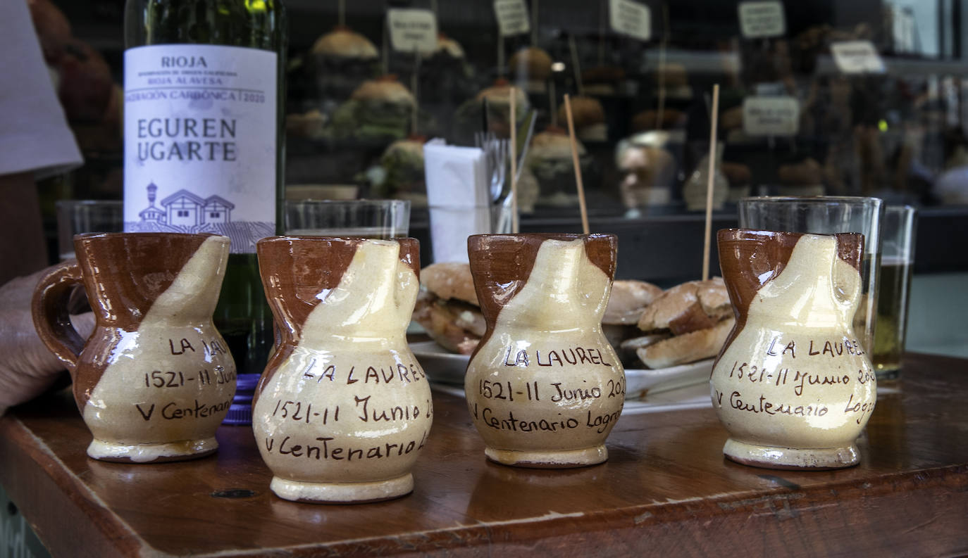 Un grupo de amigos, toma vino en el típico jarrito de San Bernabé, en la calle Laurel. 