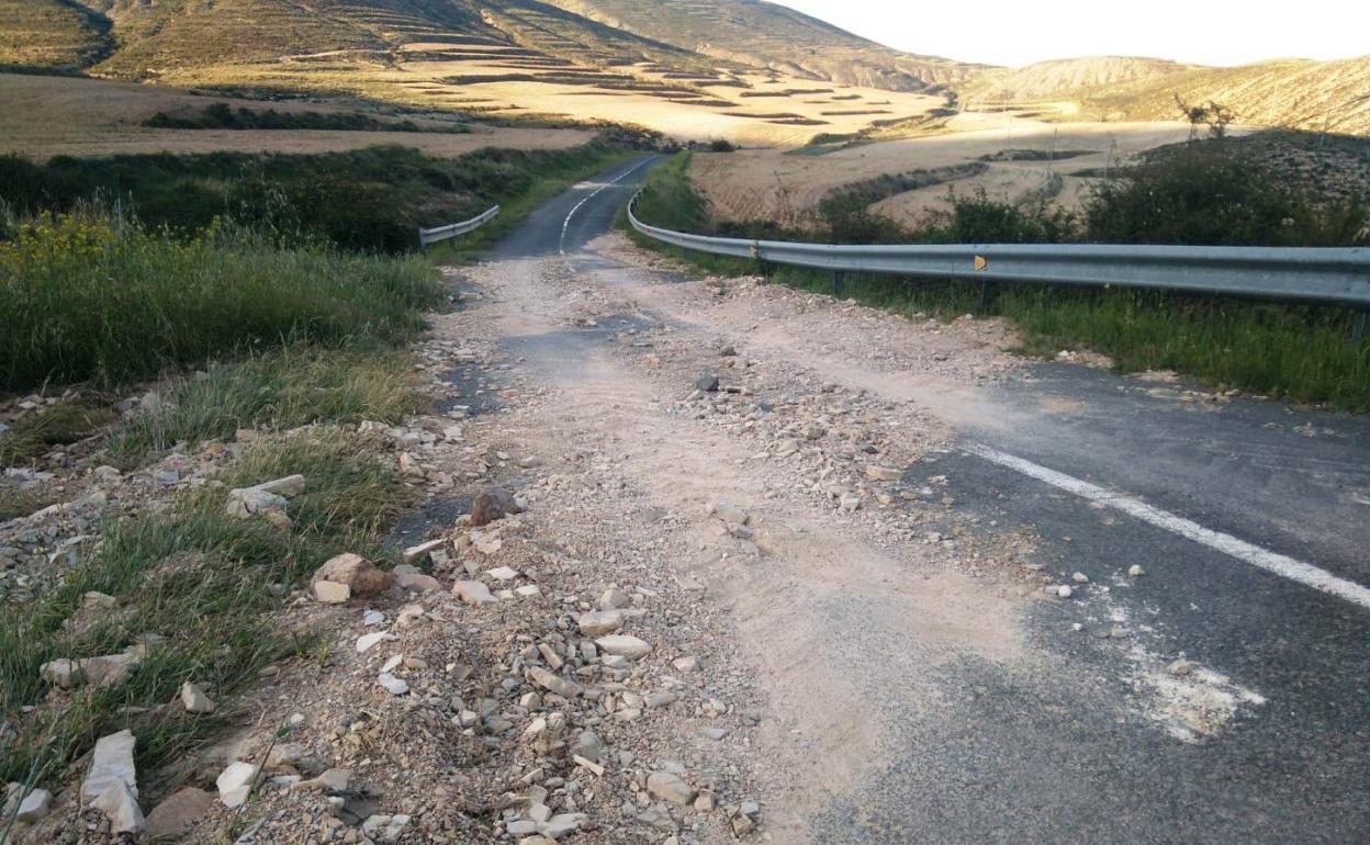Tramo de la carretera de Navajún con piedras y tierra. 