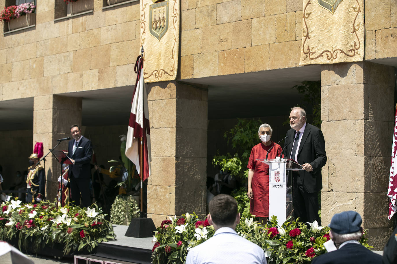 Fotos: Entrega de las insignias de San Bernabé