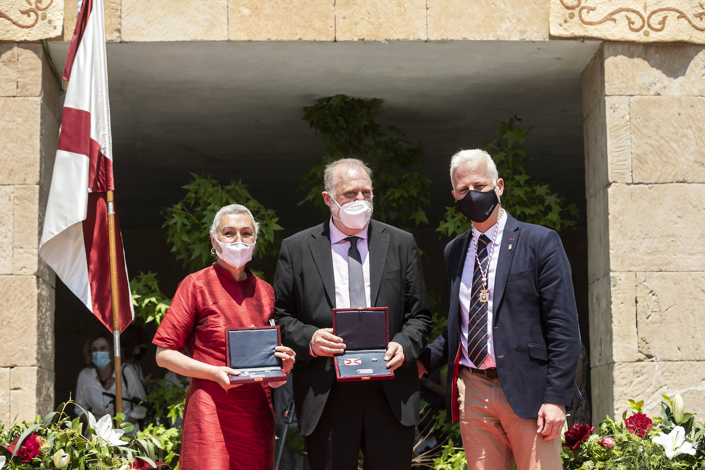 Fotos: Entrega de las insignias de San Bernabé