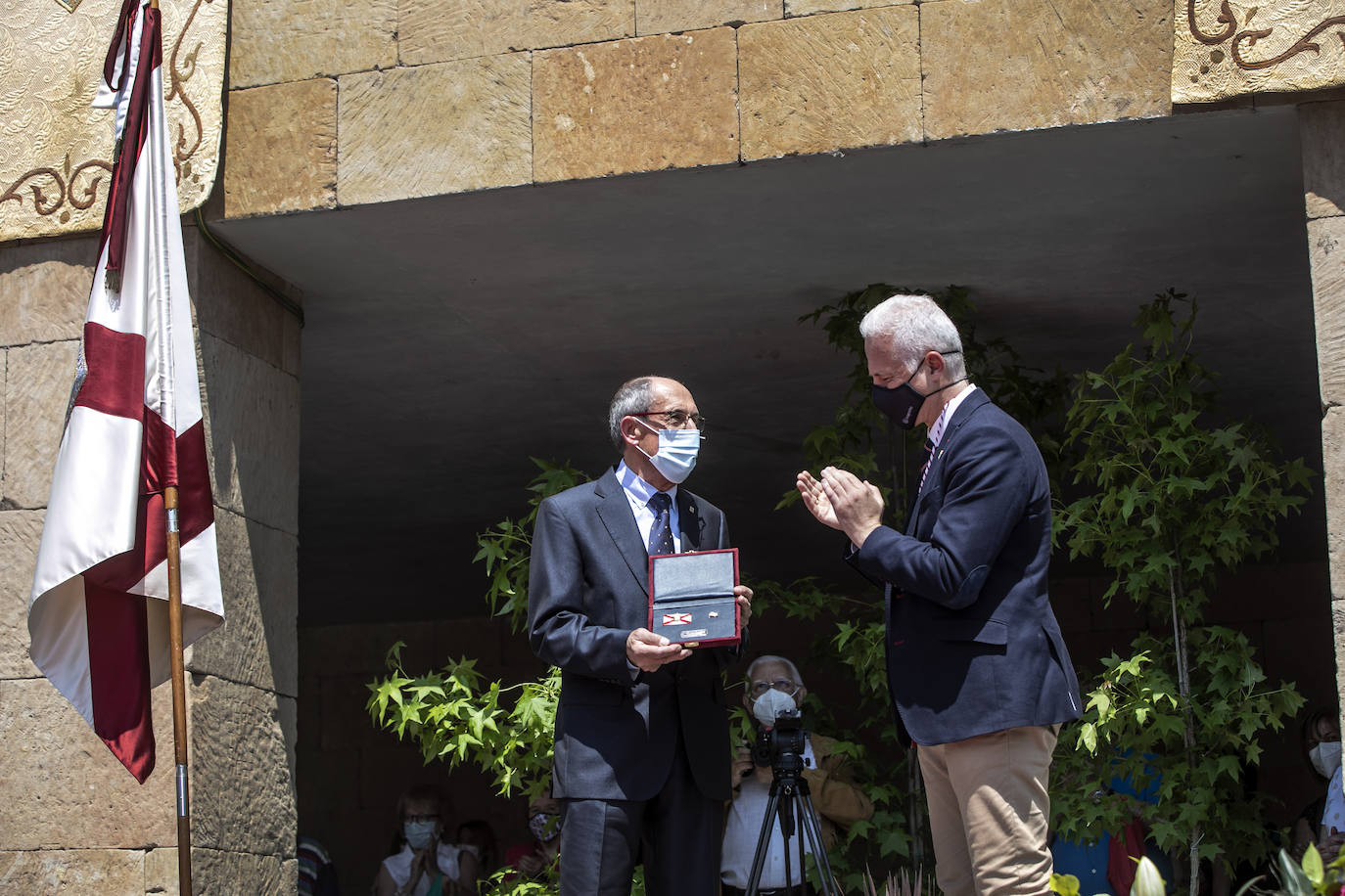 Fotos: Entrega de las insignias de San Bernabé