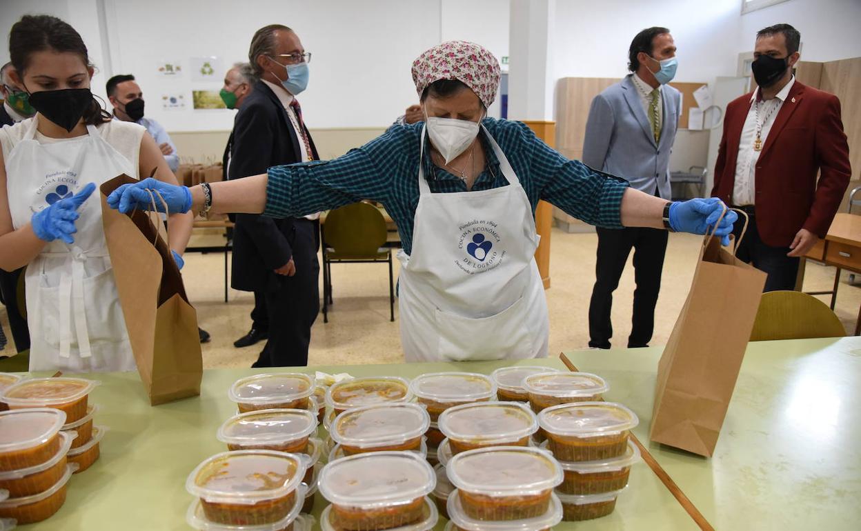 La Federación de Peñas cumple con la tradición de donar su toro guisado a la Cocina Económica
