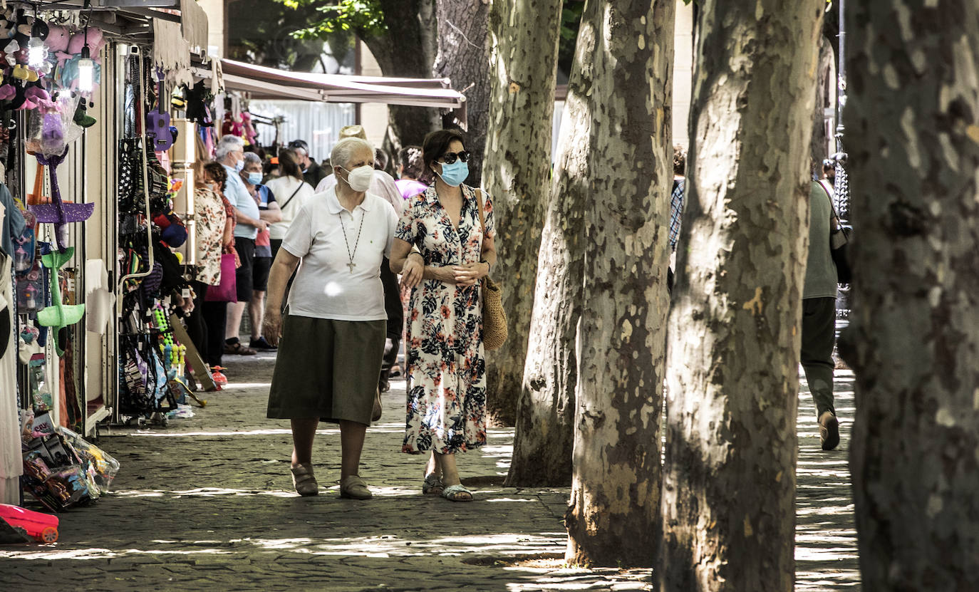 Hoy se ha podido seguir disfrutando del Mercado de Viandas en la Glorieta. El alcalde ha acudido a la Misa de Réquiem con motivo de San Bernabé en La Redonda, ha visitado a la Virgen de La Esperanza en Santiago y la Federación de Peñas ha entregado 400 raciones de toro guisado a la Cocina Económica