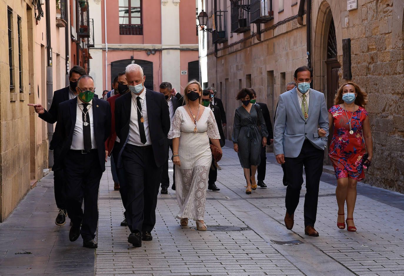 Hoy se ha podido seguir disfrutando del Mercado de Viandas en la Glorieta. El alcalde ha acudido a la Misa de Réquiem con motivo de San Bernabé en La Redonda, ha visitado a la Virgen de La Esperanza en Santiago y la Federación de Peñas ha entregado 400 raciones de toro guisado a la Cocina Económica