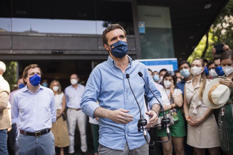 El presidente del Partido Popular, Pablo Casado, ofrece declaraciones a los medios, antes de participar en la concentración de Colón.