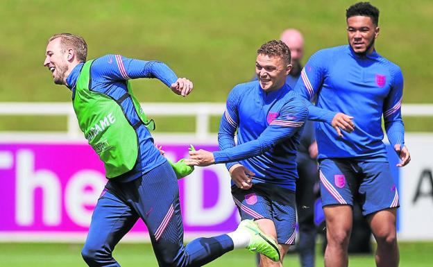 Kane y sus compañeros bromean durante un entrenamiento de Inglaterra