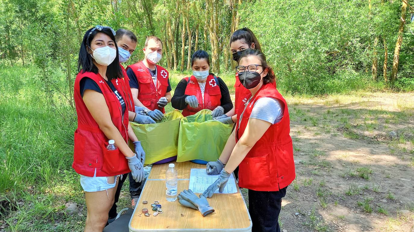 Fotos: A por la &#039;basuraleza&#039;: voluntarios de Cruz Roja recogen en la orilla del río Iregua más de 1.200 pequeños residuos en Alberite